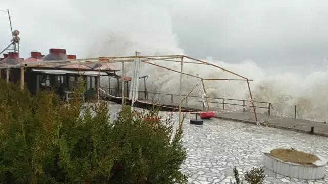 Kastamonu'da 5 metreyi bulan dalgalar sahildeki kafeyi kullanılamaz hale getirdi