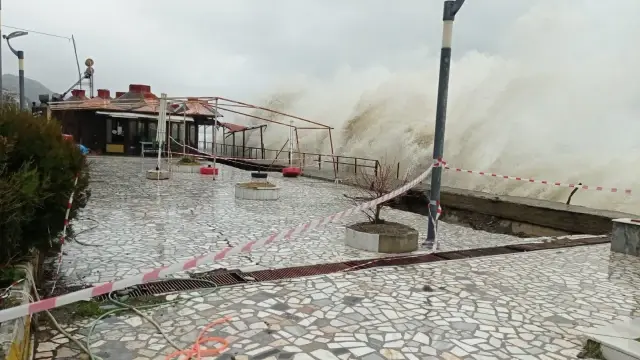 Kastamonu'da 5 metreyi bulan dalgalar sahildeki kafeyi kullanılamaz hale getirdi