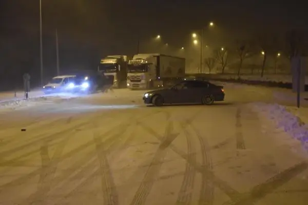 Konya'da kar nedeniyle komşu illerle kara yolu bağlantısı kesildi