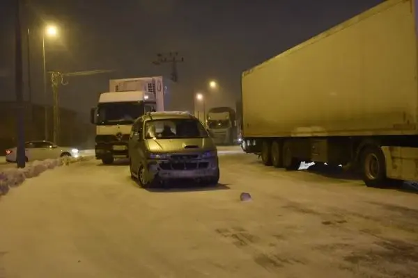 Konya'da kar nedeniyle komşu illerle kara yolu bağlantısı kesildi