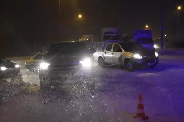 Konya'da kar nedeniyle komşu illerle kara yolu bağlantısı kesildi