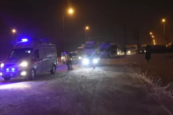 Konya'da kar nedeniyle komşu illerle kara yolu bağlantısı kesildi