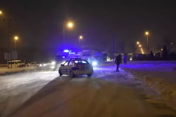 Konya'da kar nedeniyle komşu illerle kara yolu bağlantısı kesildi