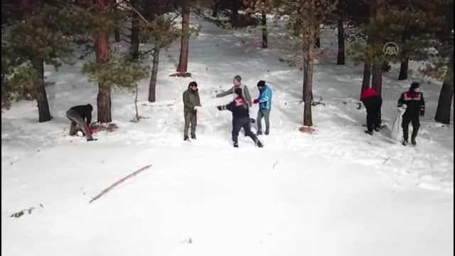 Mehmetçik ve doğa koruma görevlileri yaban hayatı için doğaya yem bıraktı