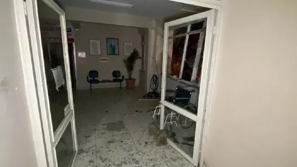 Otomobil aile sağlığı merkezine çaptı; anne ve baba öldü, kızları ağır yaralandı
