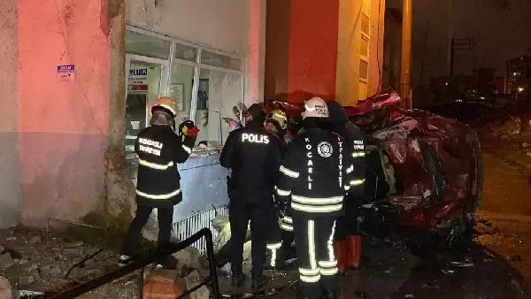 Otomobil aile sağlığı merkezine çaptı; anne ve baba öldü, kızları ağır yaralandı