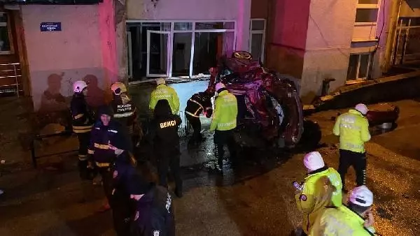 Otomobil aile sağlığı merkezine çaptı; anne ve baba öldü, kızları ağır yaralandı
