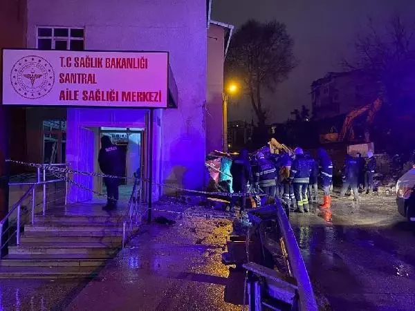 Otomobil aile sağlığı merkezine çaptı; anne ve baba öldü, kızları ağır yaralandı