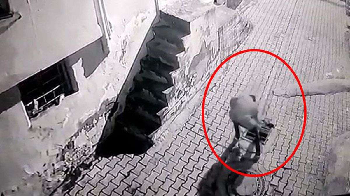 Sokaktan geçerken gözüne takılan mazgalı çaldı! O anlar kamerada