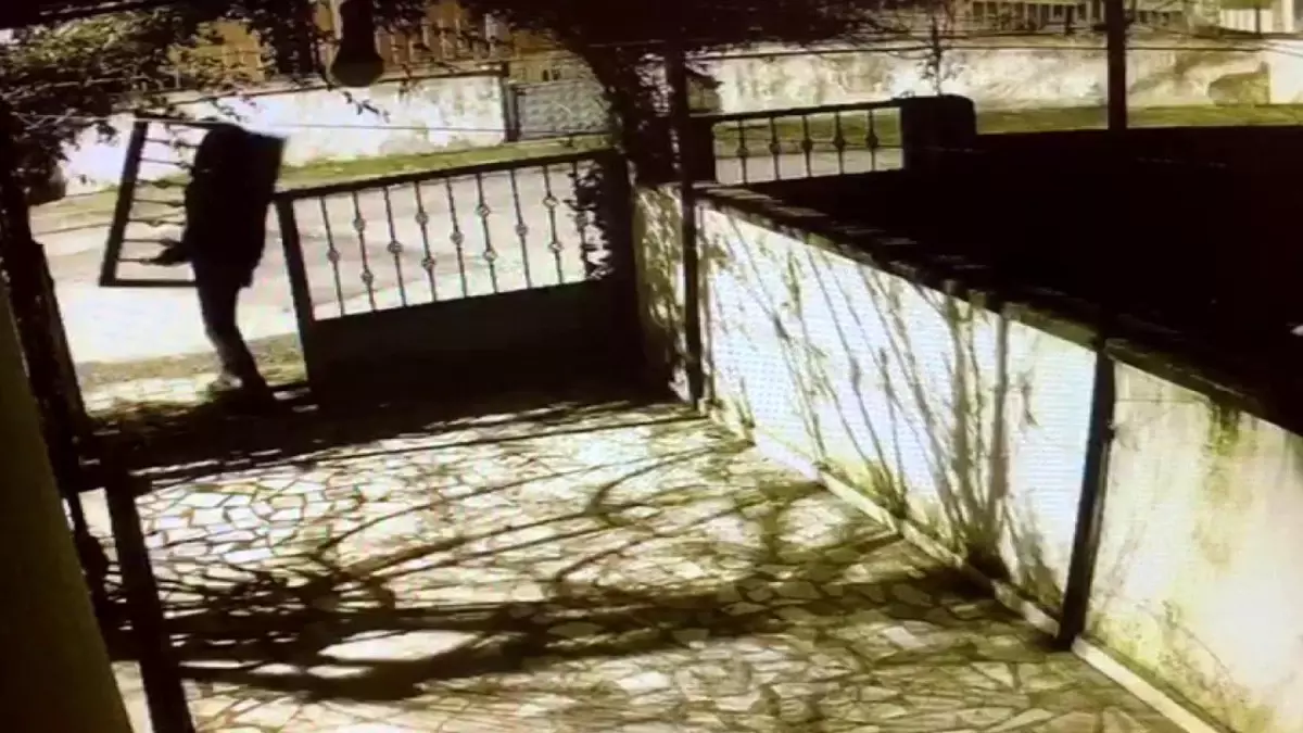 Ümraniye'de demir kapı hırsızı, kovalamaca sonucu polis tarafından yakalandı