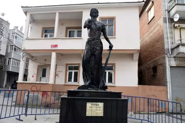 İşte kundaklama olayının detayları! Adalet Anıtı'nı yakmaya topuklu ayakkabı ve kadın kıyafetiyle gitmiş