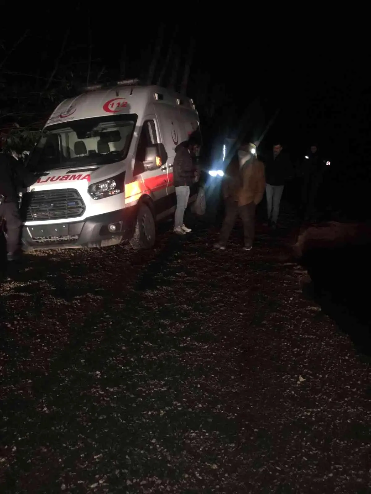 Ambulans uçuruma yuvarlanmaktan saniyeler içinde kurtuldu