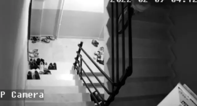 Apartmanın güvenlik kamerası kaydetti! Bu da takıntılı hırsız, sadece beyaz ayakkabıları çalıyor