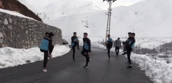 Bitlisli atletler karlı sokaklarda şampiyona için ter döküyor
