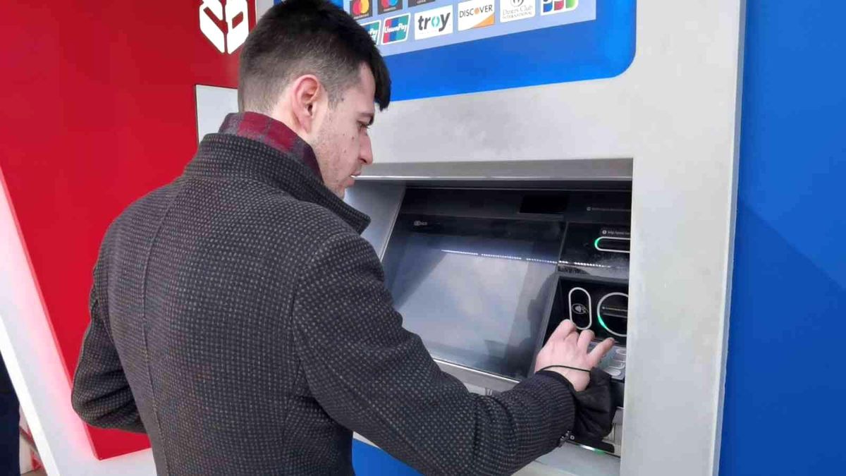 ATM'den 50 TL çekmek istedi, şans yüzüne güldü! Şimdi parayı bin katına satıyor