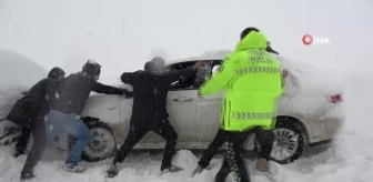 Buz tutan yolda 8 araç birbirine girdi, mahsur kalanların imdadına polis ekipleri yetişti