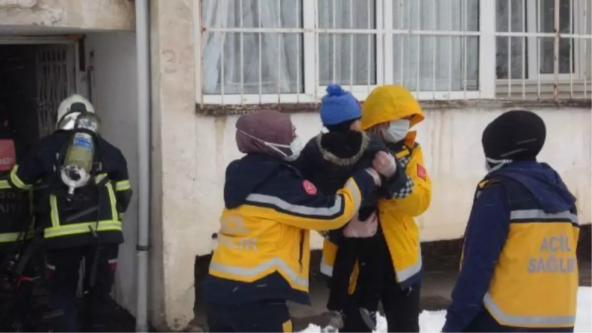 Evde yangın çıktı, 6'sı Suriyeli 8 kişi dumandan etkilendi