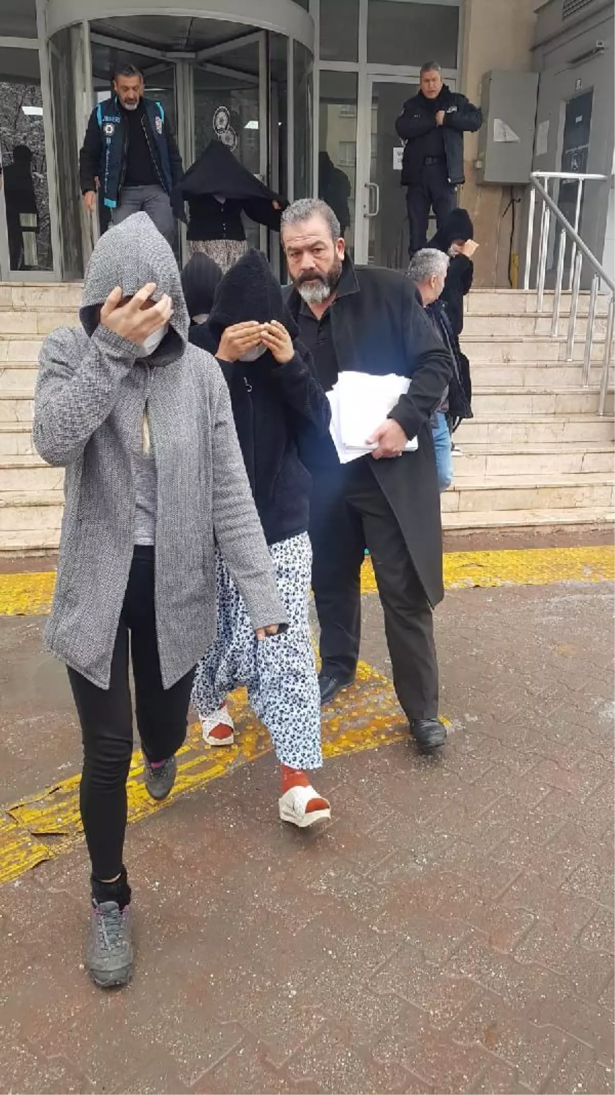 Evlerden ziynet eşyası çalan 5 kardeş yakalandı