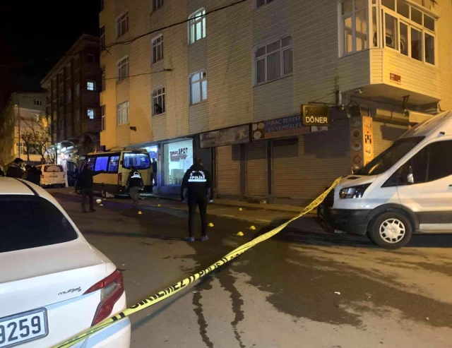 İstanbul'da 5 kişilik gruba silahlı saldırı: 1 ölü, 4 yaralı