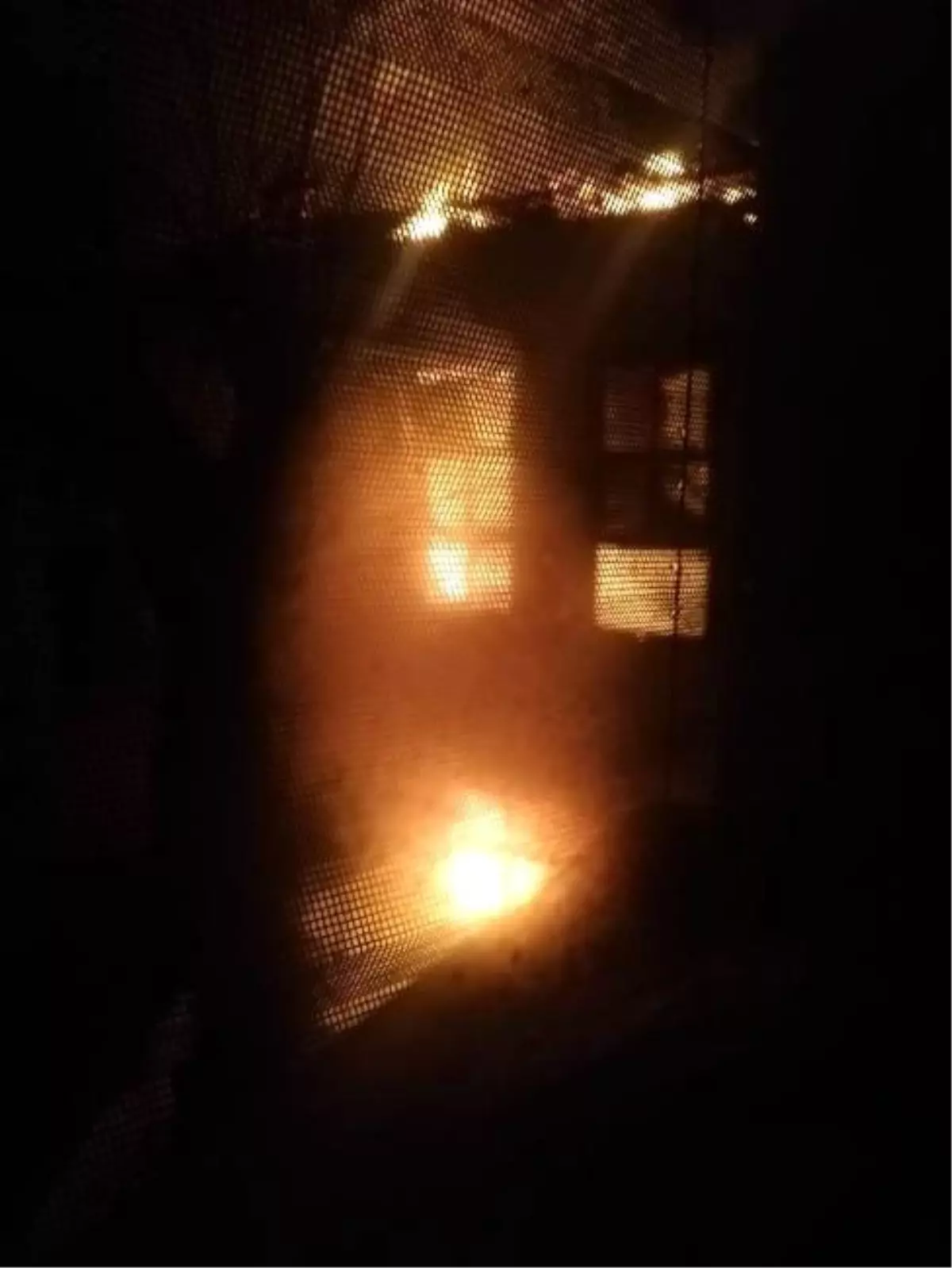 İki katlı ahşap bina yanarak kül oldu