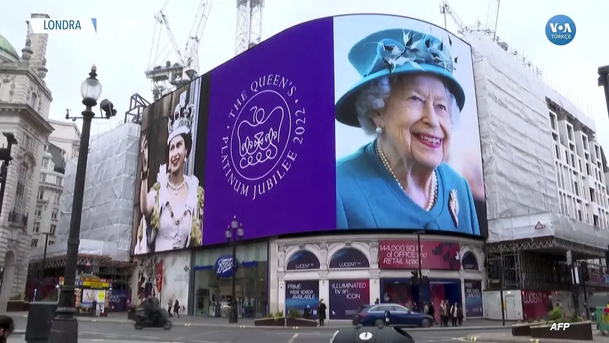 Londra Meydanları Kraliçe Elizabeth'in Fotoğraflarıyla Süslendi