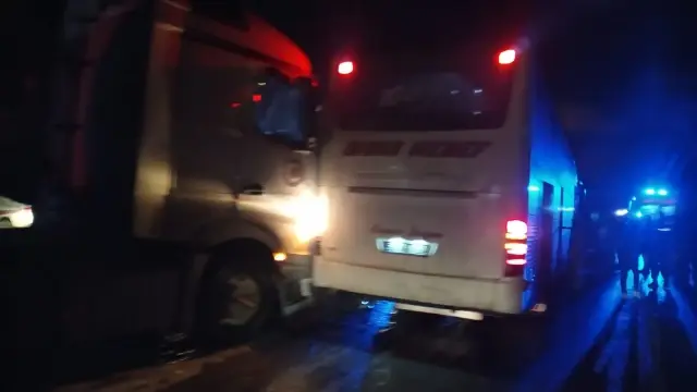 Son dakika gündem Sivas�ta yolcu otobüsü ile 2 tır Son dakika gündem Sivas�ta yolcu otobüsü ile 2 tır