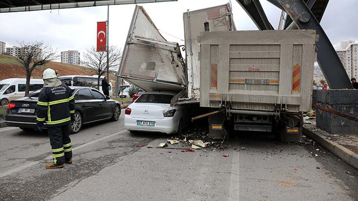 Sıvı yağ yüklü kamyonun dorsesi yandaki otomobilin üzerine devrildi