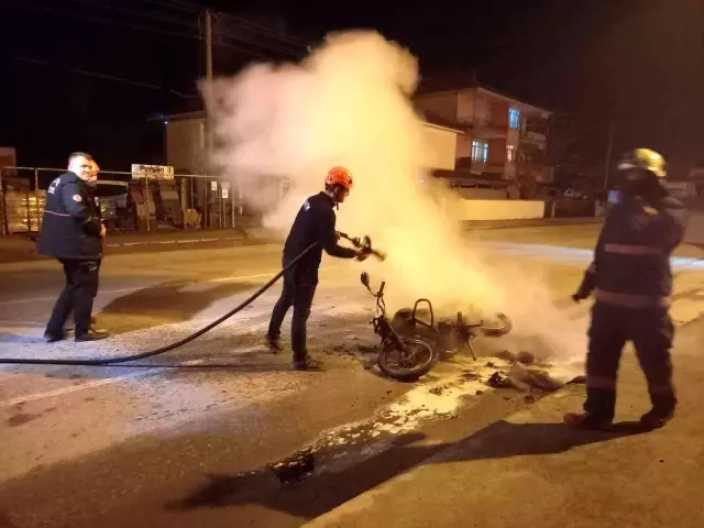 Uygulamaya takılınca motosikleti ateşe verip kaçtı