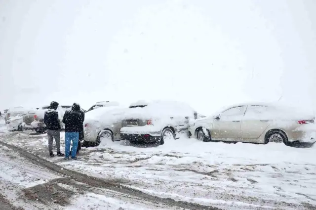Son dakika... Yüksekova'da kar hayatı felç etti, 8 araç zincirleme kaza yaptı