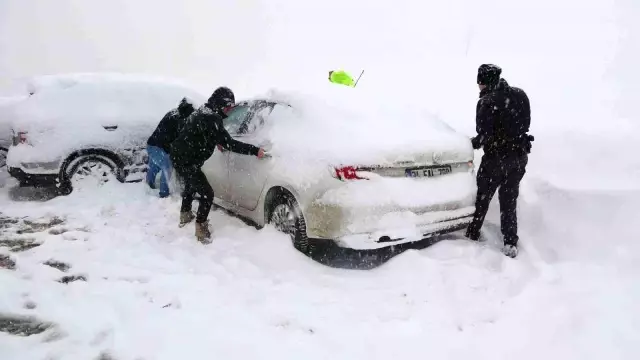 Son dakika... Yüksekova'da kar hayatı felç etti, 8 araç zincirleme kaza yaptı