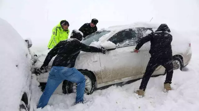 Son dakika... Yüksekova'da kar hayatı felç etti, 8 araç zincirleme kaza yaptı