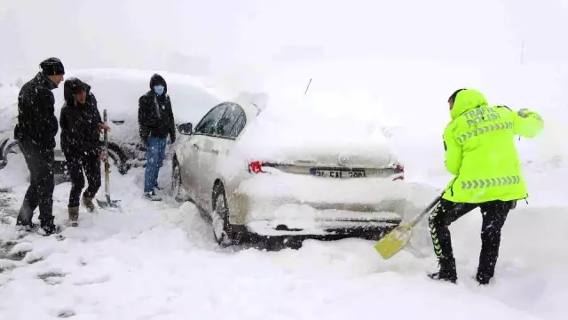 Son dakika... Yüksekova'da kar hayatı felç etti, 8 araç zincirleme kaza yaptı