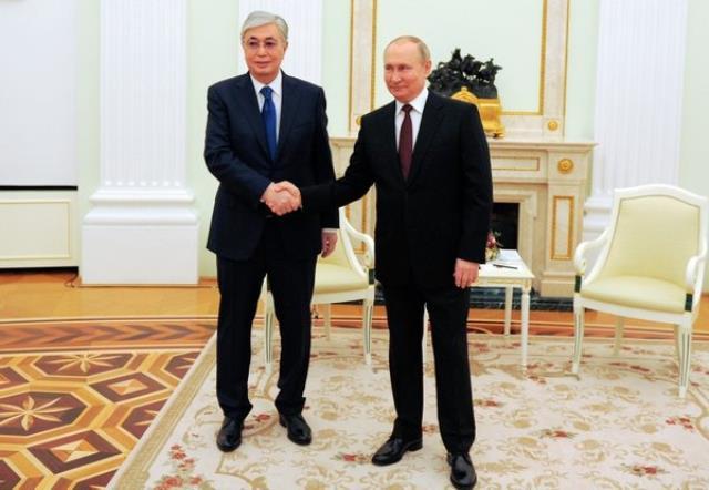 Fransızların Macron'un karizmasını düzeltme çabası! Günler sonra gelen masa savunması akıllara zarar