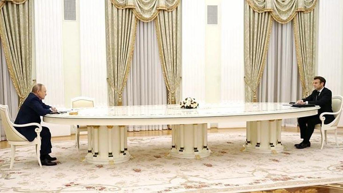 Gündem olan Putin-Macron görüşmesinin perde arkası! PCR test kuralına uymadığı için uzun masa tercih edilmiş