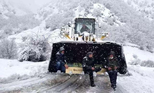 Kar ve tipinin geçit vermediği yolda cenaze kepçeyle mezarlığa taşındı