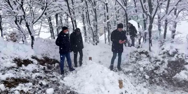 Kar ve tipinin geçit vermediği yolda cenaze kepçeyle mezarlığa taşındı