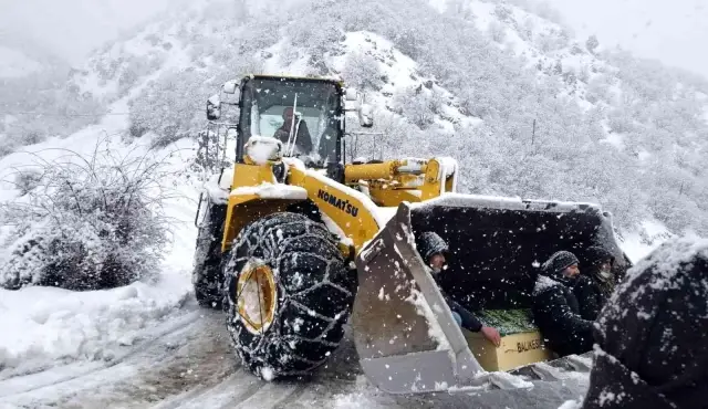 Kar ve tipinin geçit vermediği yolda cenaze kepçeyle mezarlığa taşındı