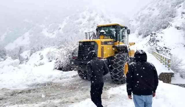 Kar ve tipinin geçit vermediği yolda cenaze kepçeyle mezarlığa taşındı