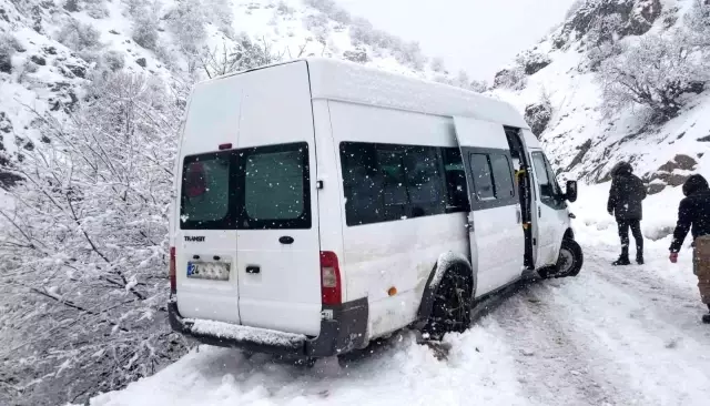 Kar ve tipinin geçit vermediği yolda cenaze kepçeyle mezarlığa taşındı