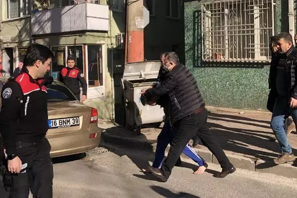 Rehin aldı, ağzına silah soktu, yetmedi bir de gecelik giydirdi! O anlar kamerada