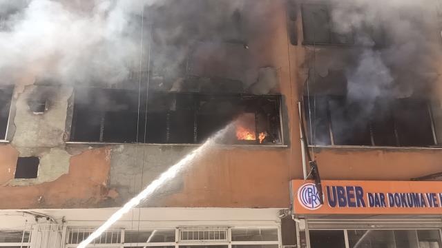 Son dakika: İstanbul'da korkutan yangın! Art arda patlamalar meydana geldi, ekipler olay yerinde Son dakika: İstanbul'da korkutan yangın! Art arda patlamalar meydana geldi, ekipler olay yerinde