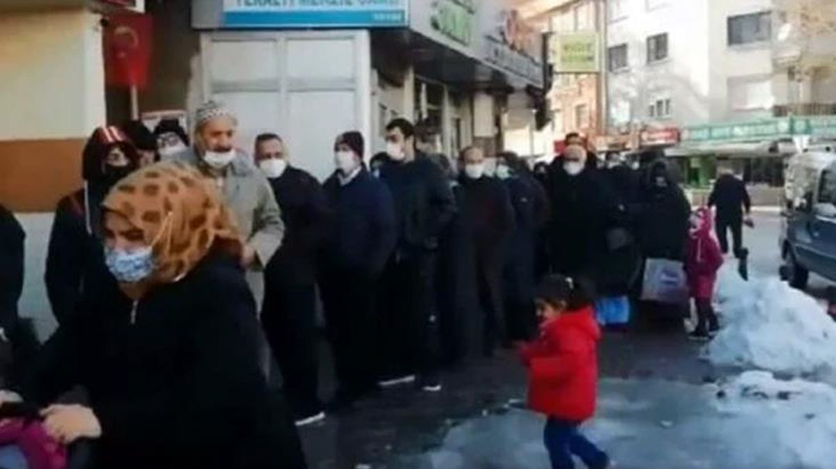 10-15 liralık indirim için soğuk havada saatlerce sıra beklediler: Ne yapalım geçinemiyoruz