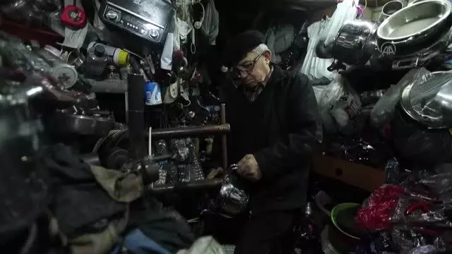 32 yıldır tencere ve çaydanlık tamiratıyla geçimini sağlıyor