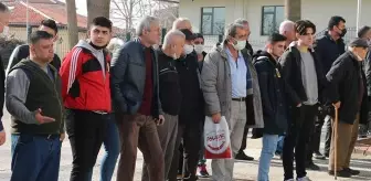 Yayalara yol veren araca arkadan başka bir otomobil çarptı: 2 yaralı