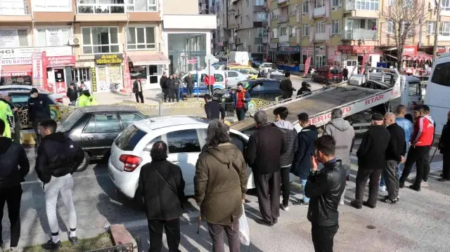 Edirne'de 2 kişinin yaralandığı kazayı vatandaşlar film gibi izledi Edirne'de 2 kişinin yaralandığı kazayı vatandaşlar film gibi izledi