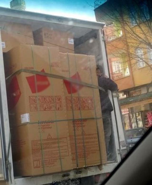 Fotoğraf sosyal medyada paylaşıldı, polis harekete geçti! Beyaz eşya ile kamyonet kasası arasındaki tehlikeli yolculuğa ceza