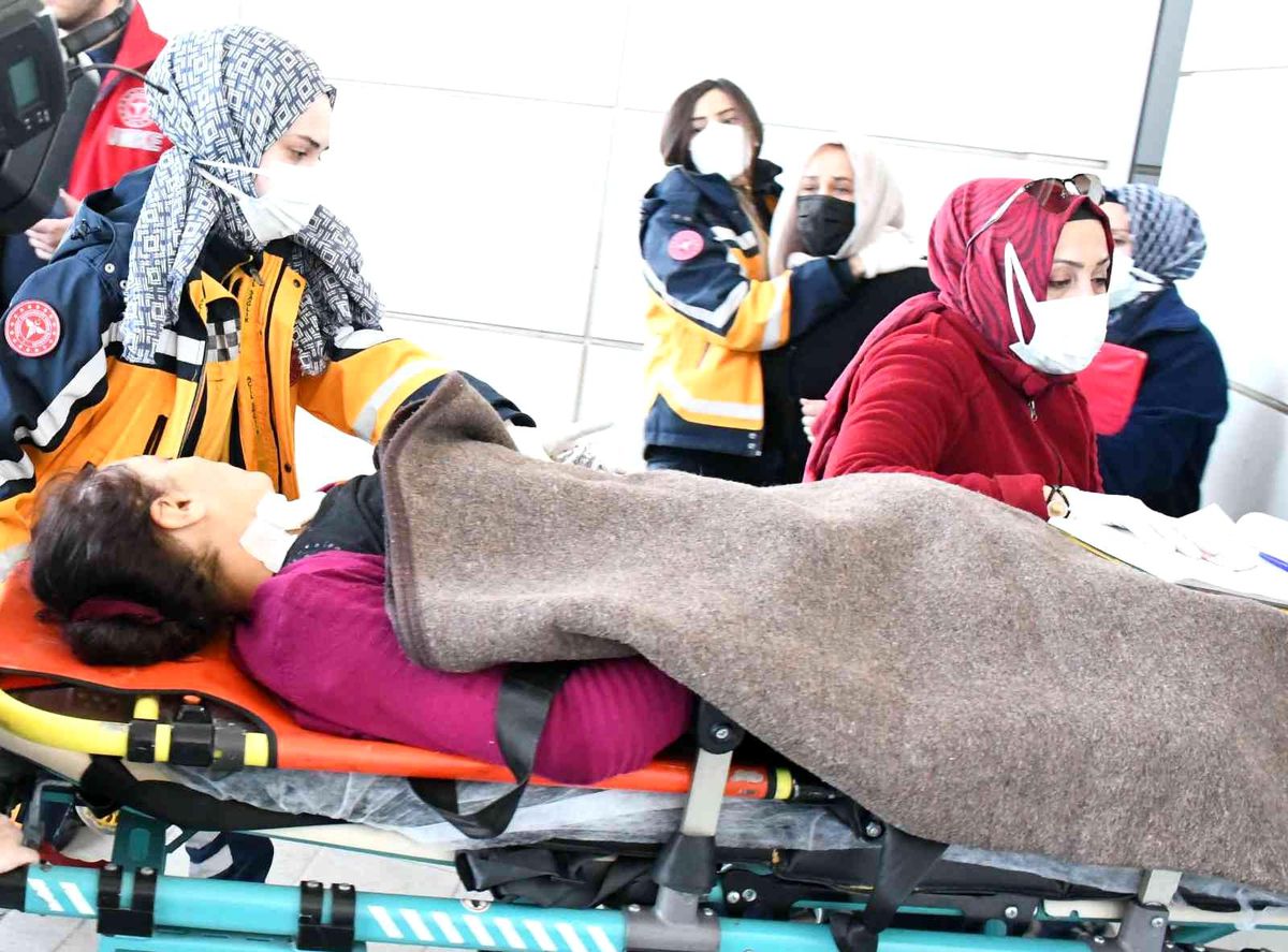 Aksaray'da vahşet! Karısının boğazını ekmek bıçağıyla kesti, kızını elinden yaraladı