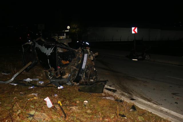 Otomobilin kazadan sonraki haline kimse inanamadı! Kağıt gibi büzüşüp etrafa dağıldı