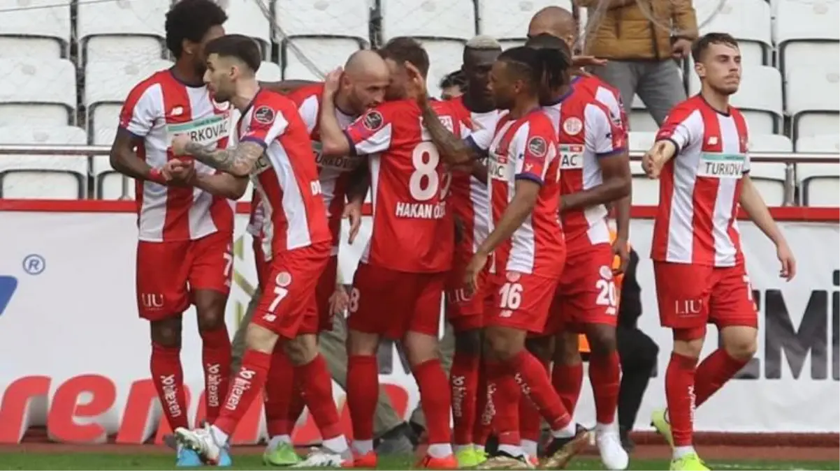 Antalyaspor derin bir nefes aldı! Karagümrük'ü yenen Akdeniz ekibi, Galatasaray'ı ateşe attı