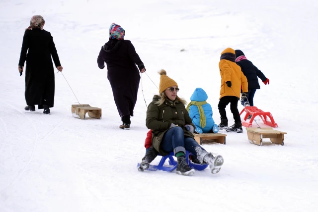 Ardahan'daki Yalnızçam Kayak Merkezi'nde hafta sonu yoğunluğu